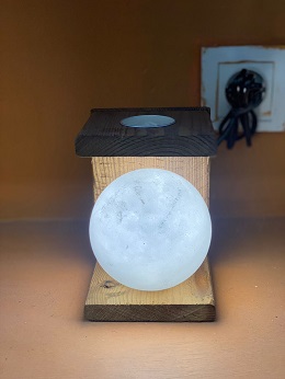 آباژور سنگ نمک طرح گوی با پایه چوبی